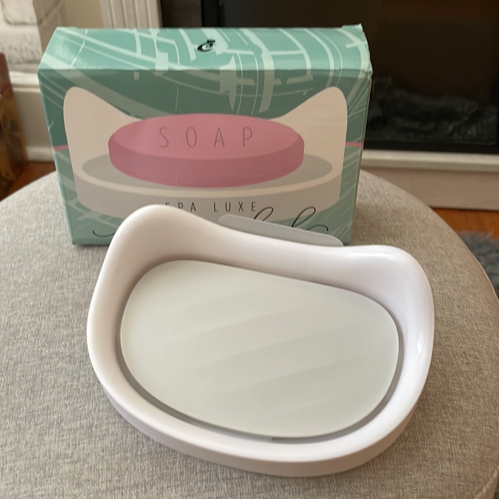 Wall mountable cat soap dish
